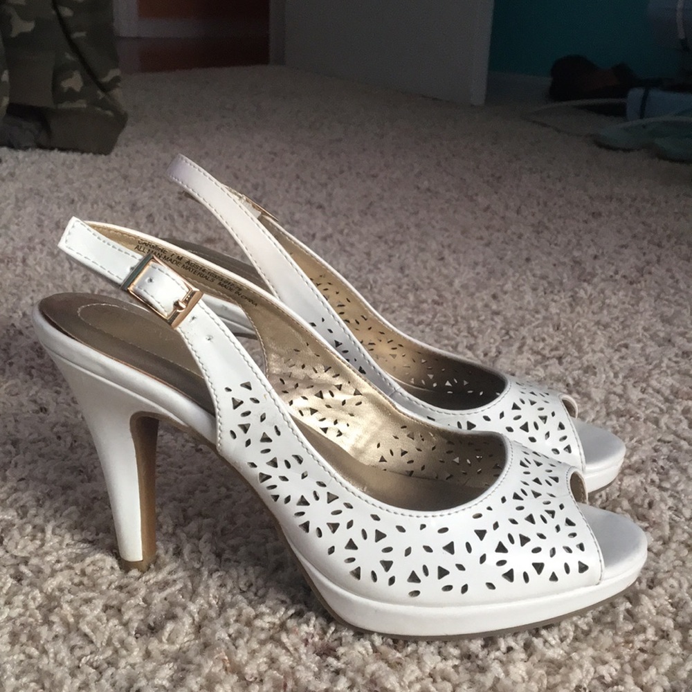 Size 7 cream heels super cute